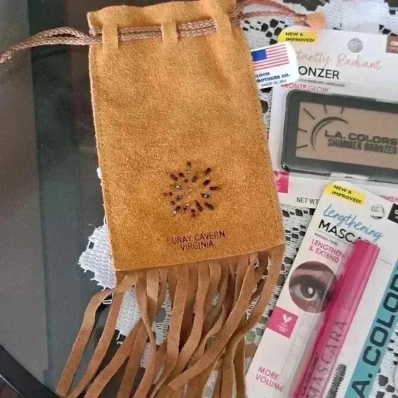 Make up New With Tag L.A. colors With real Suede Luray Cavern bag - Picture 3 of 6